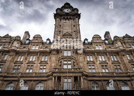 Edinburgh, Regno Unito - 15 agosto 2014: vista del The Balmoral Hotel facciata. Balmoral è un lussuoso hotel a cinque stelle. Foto Stock