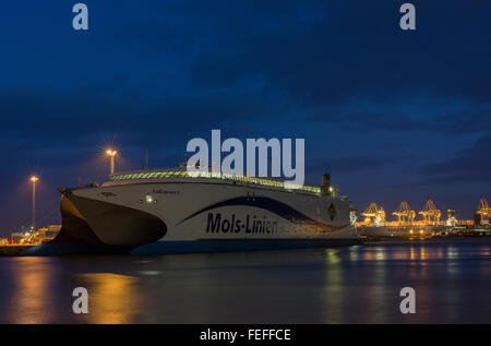 Un catamarano Mols-Linien prevista nel porto di Aarhus. Foto Stock