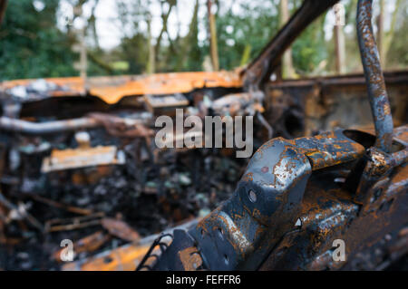 Abbandonato il fuoco auto danneggiata Foto Stock