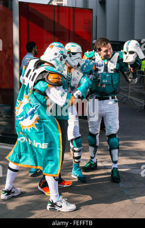 Miami Dolphins Football fan vestiti come stormtroopers che posano per una foto al primo NFL serie internazionale di gioco del 2015 Foto Stock