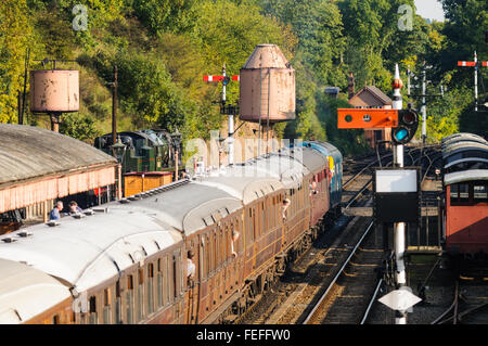 Un treno diesel diretto da un gruppo di pullman in teak LNER alla stazione ferroviaria di Bewdley sulla Severn Valley Railway Foto Stock