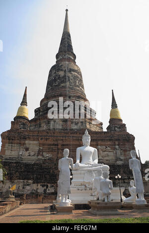 Statue di Buddha e l'enorme chedi di Wat Yai Chai Mongkol, Ayutthaya, Thailandia, asia. costruito da re naresuan per celebrare il suo vi Foto Stock