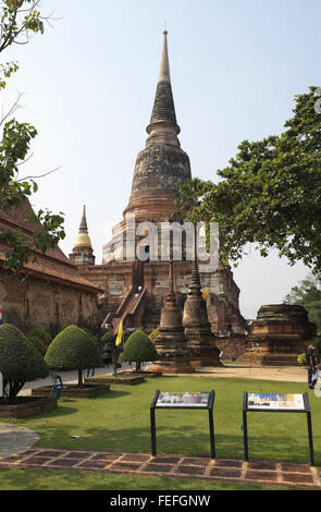 L'enorme chedi di Wat Yai Chai Mongkol, Ayutthaya, Thailandia, in Asia. Foto Stock