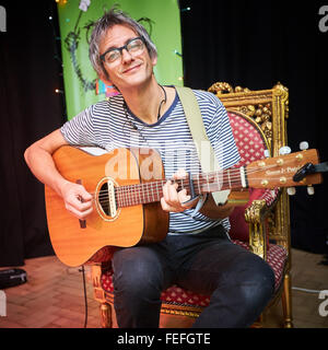 Ex Candyskins frontman Nick Cope canta alcune delle sue canzoni per i bambini presso il Museo di Storia a Oxford Foto Stock