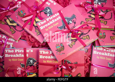 Copie di ex Candyskins frontman Nick Cope (non visibile) il nuovo album dei pirati prima colazione Foto Stock