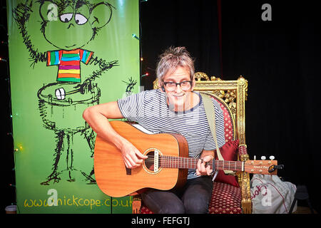 Ex Candyskins frontman Nick Cope canta alcune delle sue canzoni per i bambini presso il Museo di Storia a Oxford Foto Stock