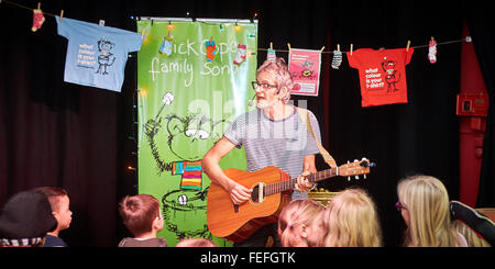 Ex Candyskins frontman Nick Cope canta alcune delle sue canzoni per i bambini presso il Museo di Storia a Oxford Foto Stock