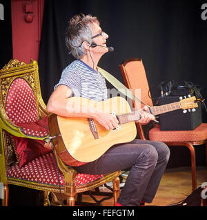 Ex Candyskins frontman Nick Cope canta alcune delle sue canzoni per i bambini presso il Museo di Storia a Oxford Foto Stock