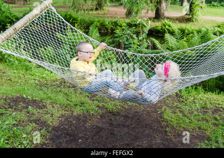 Bambini oscillanti in un amaca Foto Stock