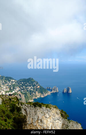Faraglioni rock formazione dello stack alla fine dell'isola di Capri, ripreso dal Monte Solaro Foto Stock