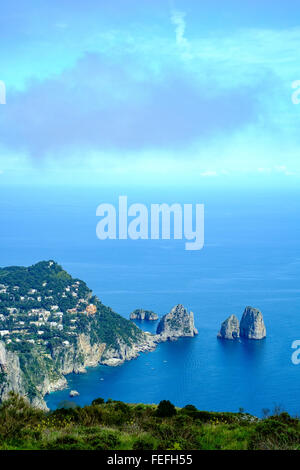 Faraglioni rock formazione dello stack alla fine dell'isola di Capri, ripreso dal Monte Solaro Foto Stock