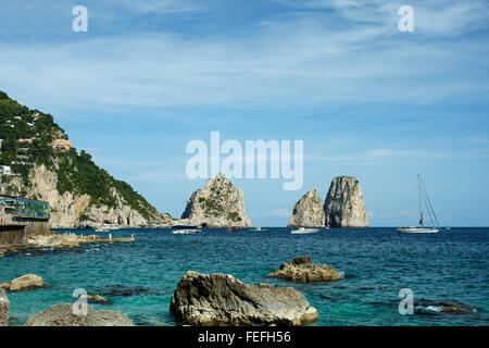 Faraglioni rock formazione dello stack alla fine dell'isola di Capri, preso dalla Marina Piccola Foto Stock