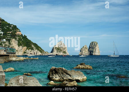 Faraglioni rock formazione dello stack alla fine dell'isola di Capri, preso dalla Marina Piccola Foto Stock