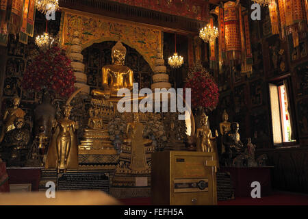 Statua di Buddha in un santuario, wat phanan choeng, Ayutthaya, Thailandia, in Asia. Foto Stock