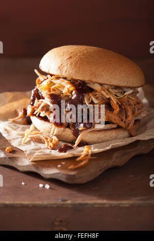 In casa tirata hamburger di maiale con coleslaw e bbq sauce Foto Stock