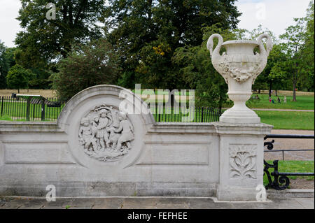 Sculture in pietra in Giardini Italiani di Hyde Park, London, Regno Unito. Foto Stock