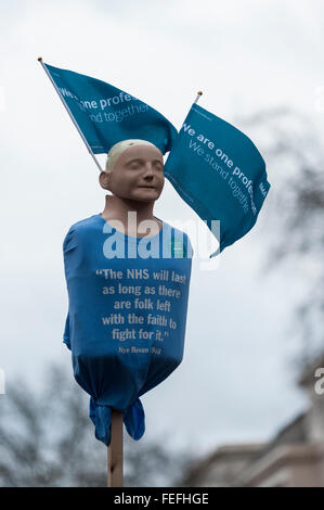 Londra, Regno Unito. 6 febbraio 2016. Un medico di manichino trattenuto aloft come i medici si riuniscono per la fase a "mascherato marzo" da Waterloo Place a Downing Street per protesta contro i salari e le condizioni. La dimostrazione arriva davanti a una 24-ora walkout inizierà il 10 febbraio, quando i medici in tutto il paese continuerà a fornire assistenza di emergenza solo da 8am. Credito: Stephen Chung / Alamy Live News Foto Stock