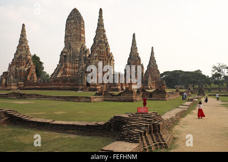 Vista generale di wat chaiwatthanaram, mostrando prang centrale e chedi a forma di cappelle, Ayutthaya, Thailandia, in Asia. Foto Stock