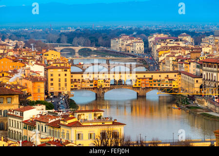 Vista al tramonto del Ponte Vecchio, Firenze, Italia. Foto Stock