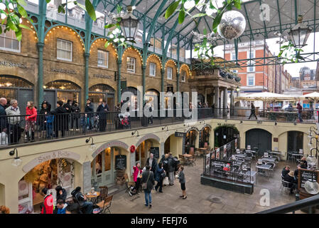 I visitatori in Covent Garden, Londra, Regno Unito. Foto Stock