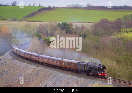 Cumbria, Regno Unito. 6 febbraio, 2016. Armathwaite, accontentarsi di Carlisle Linea ferroviaria Regno Unito. Treno a vapore LNER A3 classe 4-6-2 n. 60103 'Flying Scotsman". L'inverno montagna pennini Express. La sua mainline inaugurale prevista per una durata di dieci anni. Vicino a bassa Barone fattoria di legno in questo momento, l'esecuzione di 49 minuti di ritardo in questo momento eseguire a causa di lavori di ingegneria informatica sulla linea. Credito: Andrew Findlay/Alamy Live News Foto Stock