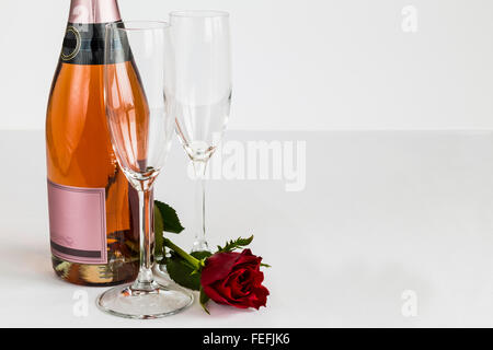 Il giorno di San Valentino champagne e rose Foto Stock