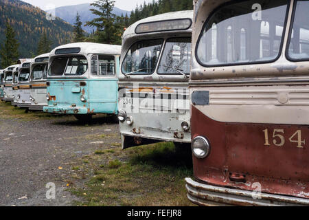 Brill storico Filobus sit abbandonati, età al di là della necessità di riparazione, Sandon British Columbia, in attesa per i turisti Foto Stock