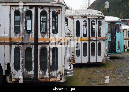 Brill storico Filobus sit abbandonati, età al di là della necessità di riparazione, Sandon British Columbia, in attesa per i turisti Foto Stock