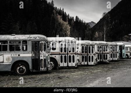 Brill storico Filobus sit abbandonati, età al di là della necessità di riparazione, Sandon British Columbia, in attesa per i turisti Foto Stock