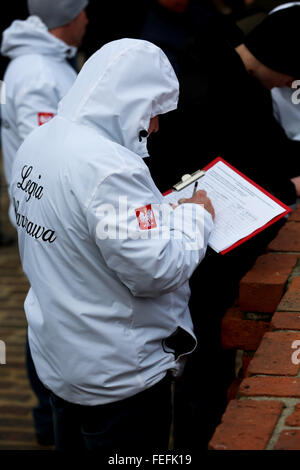 Varsavia, Polonia. Il 6 febbraio, 2016. Un uomo segni un foglio di una petizione che chiede un referendum in polacco parliment nel caso dei rifugiati e degli immigrati e di entrare in Polonia. Centinaia di persone si sono radunate a Varsavia in Polonia nella piazza della città vecchia a protestare contro ciò che gli organizzatori della manifestazione denominata "l'islamizzazione dell'Europa". Credito: PACIFIC PRESS/Alamy Live News Foto Stock