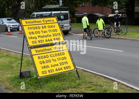 Strada chiusa segno per Velothon cycle race, Llanfoist, Wales, Regno Unito Foto Stock