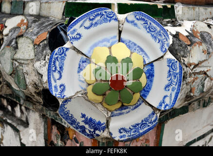 La porcellana cinese decorazione sui principali prang al Wat Arun tempio dell'alba noto anche come il Wat Chaeng, in Thonburi, Bangkok Foto Stock