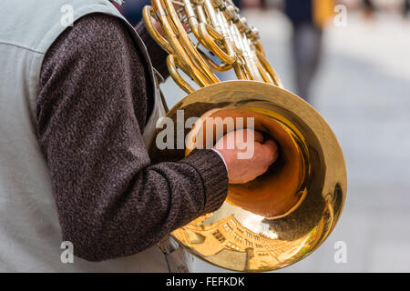 Maschio musicista di strada giocando sul riduttore laterale Foto Stock