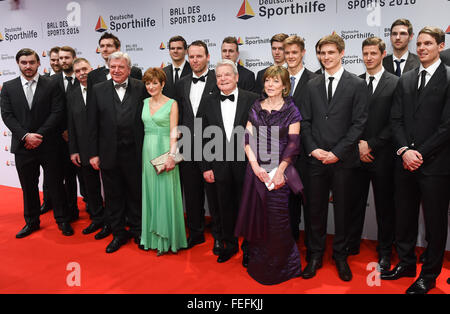 Wiesbaden, Germania. 6 febbraio, 2016. Il primo ministro di Hesse Volker Bouffier (CDU, 6 l) e sua moglie Ursula insieme con il Presidente Federale Joachim Gauck (7 l) e la sua compagna Daniela Schadt nonché la tedesca di handball team nazionali, la European Champions 2016, sul tappeto rosso della sfera sportiva 2016 in Wiesbaden, Germania, il 6 febbraio 2016. Gli ospiti della sfera sono attivi ed ex atleti come pure in risalto dall'economia e politica. Foto: ARNE DEDERT/dpa/Alamy Live News Foto Stock