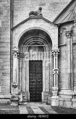 Dettaglio della chiesa di San Vigilio, Trento, Italia. Lo stile del tempio è un romanico-lombardo, ma riflette la chiara influenza Gotica Foto Stock