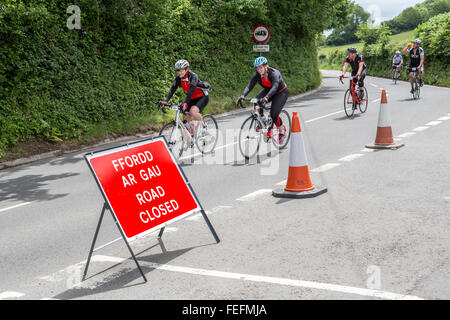 Strada chiusa per Velothon cycle race, Llanfoist, Wales, Regno Unito Foto Stock