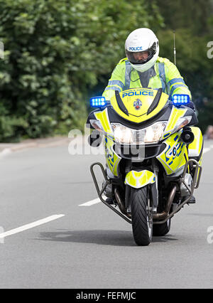 La polizia la moto in Velothon cycle race, Llanfoist, Wales, Regno Unito Foto Stock