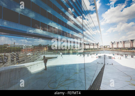 OSLO, Norvegia - 09 Luglio: Vista su un fianco della Nazionale di Oslo Opera House sulla luglio 09, 2014 a Oslo, Norvegia Foto Stock