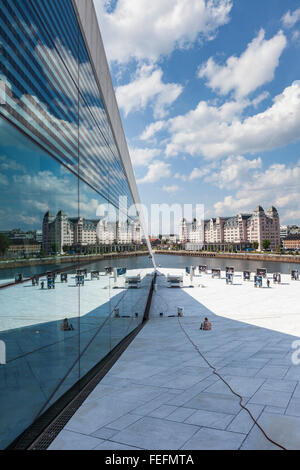 OSLO, Norvegia - 09 Luglio: Vista su un fianco della Nazionale di Oslo Opera House sulla luglio 09, 2014 a Oslo, Norvegia Foto Stock