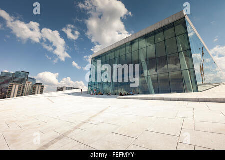 OSLO, Norvegia - 09 Luglio: Vista su un fianco della Nazionale di Oslo Opera House sulla luglio 09, 2014 a Oslo, Norvegia Foto Stock