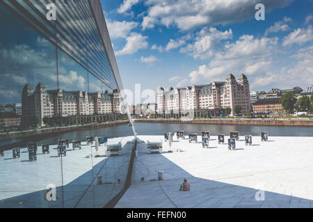 OSLO, Norvegia - 09 Luglio: Vista su un fianco della Nazionale di Oslo Opera House sulla luglio 09, 2014 a Oslo, Norvegia Foto Stock