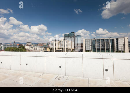 OSLO, Norvegia - 09 Luglio: Vista su un fianco della Nazionale di Oslo Opera House sulla luglio 09, 2014 a Oslo, Norvegia Foto Stock