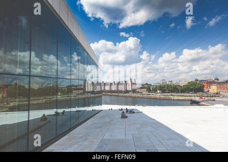 OSLO, Norvegia - 09 Luglio: Vista su un fianco della Nazionale di Oslo Opera House sulla luglio 09, 2014 a Oslo, Norvegia Foto Stock