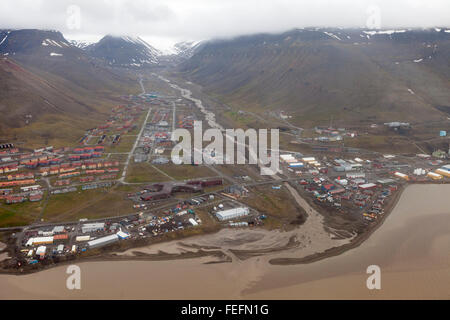 Vista su Longyearbyen dal di sopra, Svalbard, Norvegia Foto Stock