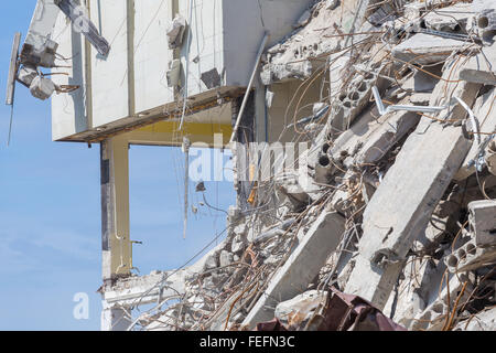 Pezzi di metallo e pietra sono fatiscenti dal demolito Foto Stock