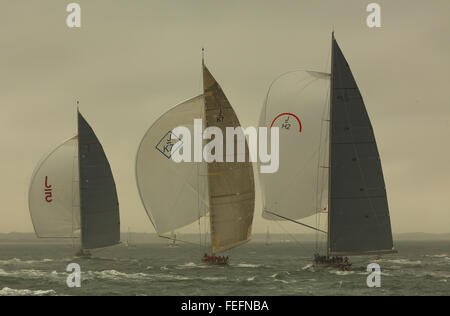 J Class yachts in gara Il Solent off Cowes, Isola di Wight in Inghilterra Foto Stock