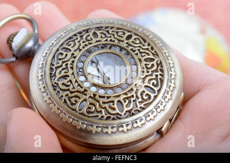 Uomo con uno stile retrò orologio da tasca a portata di mano Foto Stock