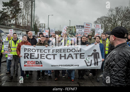 Birmingham, Regno Unito. Il 6 febbraio, 2016. Pegida UK anti-islamico marcia di protesta e di rally con l ex leader dell'EDL Tommy Robinson Credito: Guy Corbishley/Alamy Live News Foto Stock