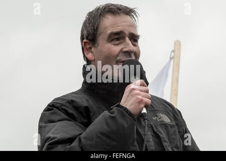 Birmingham, Regno Unito. Il 6 febbraio, 2016. Paolo Weston il leader dell'PEGIDA UK anti-islamico movimento di protesta che parla Credito: Guy Corbishley/Alamy Live News Foto Stock