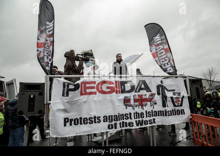 Birmingham, Regno Unito. Il 6 febbraio, 2016. Paolo Weston il leader dell'PEGIDA UK anti-islamico movimento di protesta che parla Credito: Guy Corbishley/Alamy Live News Foto Stock